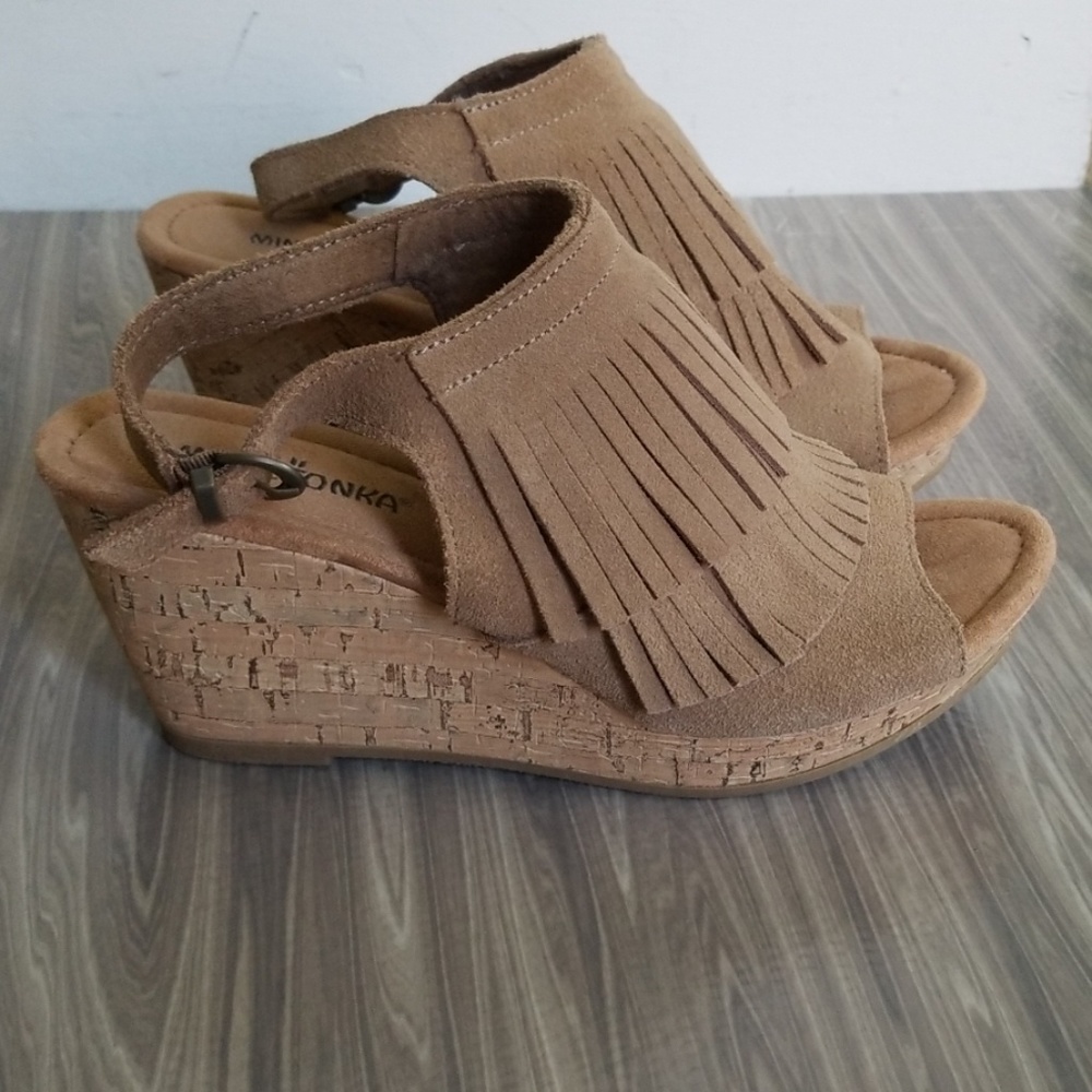 Minnetonka wedge heels Womens 8